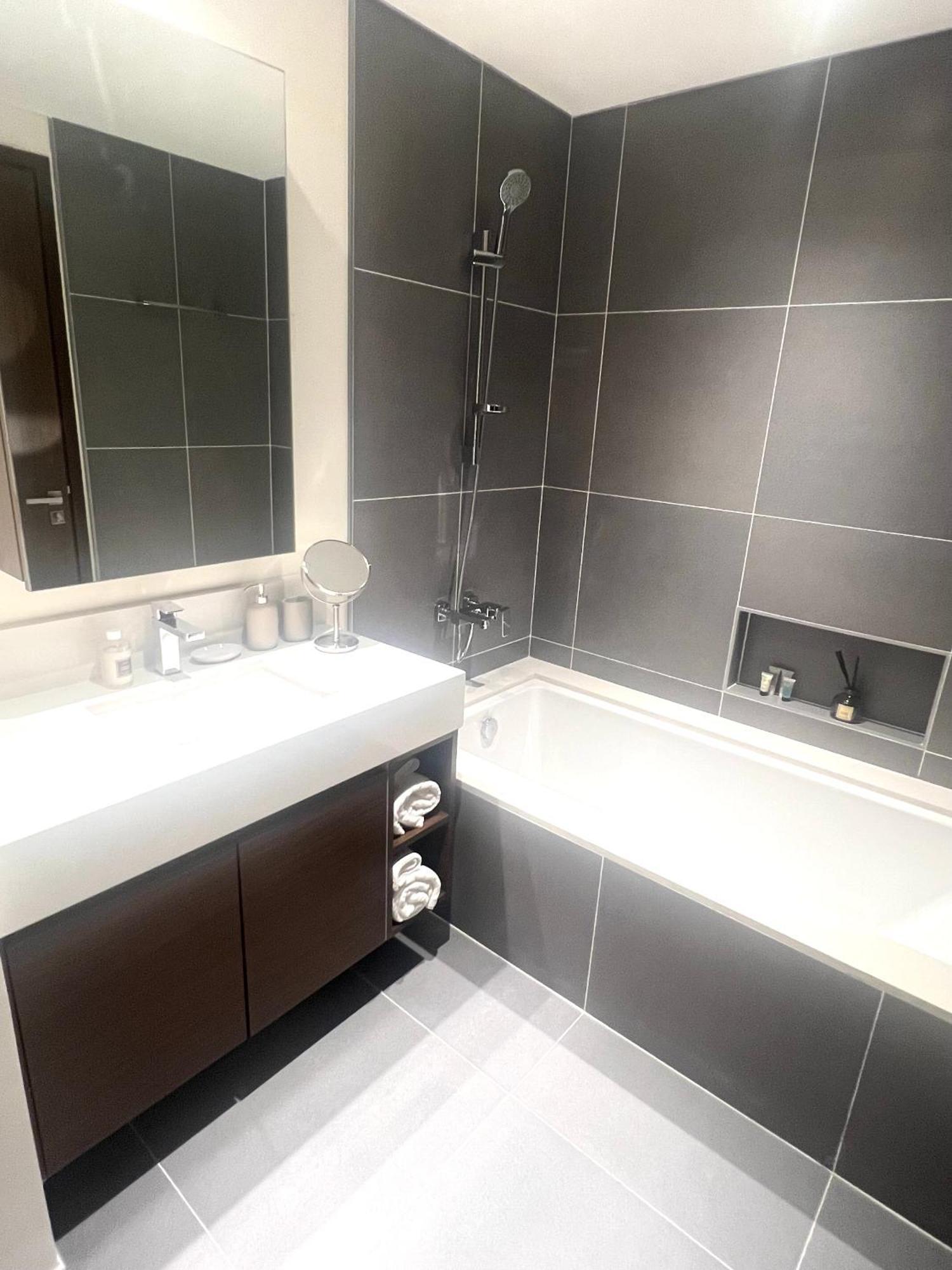 Trendy 1 Bed Apartment- Promenade Living - Creek Harbour *
